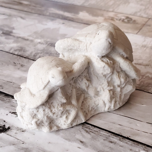 Sand-Deco SandStone Figure Of 2 Sea Turtles On Coral And Sea Shells - Picture 2 of 7